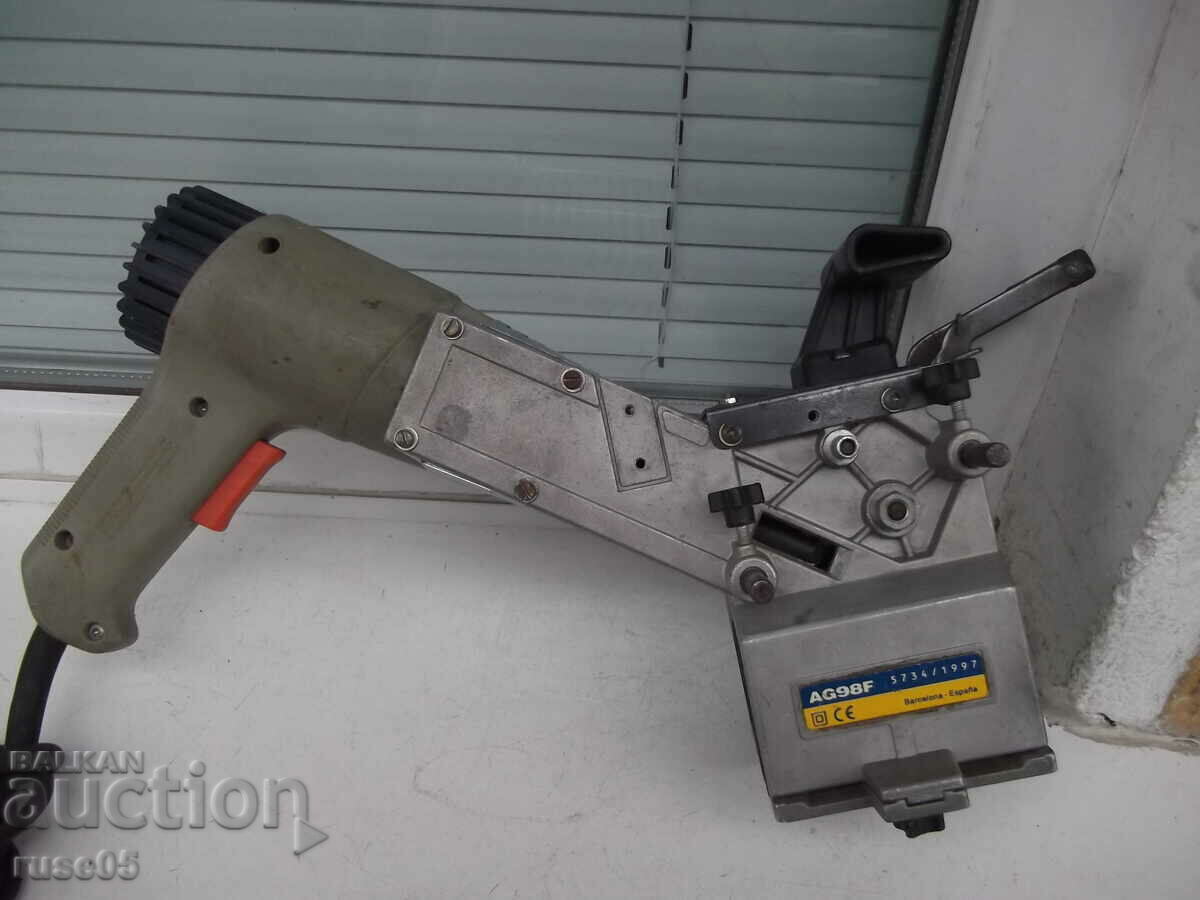 Licitație Mașină de tuns „AG98E” cu pistol cu aer cald „KRESS”.