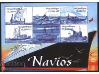 Καθαρά γραμματόσημα σε μικρό φύλλο Ships and Boats 2002 από τη Μοζαμβίκη