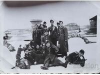 Παλιά φωτογραφία φωτογραφίας μιας ομάδας νεαρών στρατιωτικών.