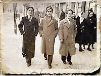 България Стара снимка фотография - трима мъже на разходка.