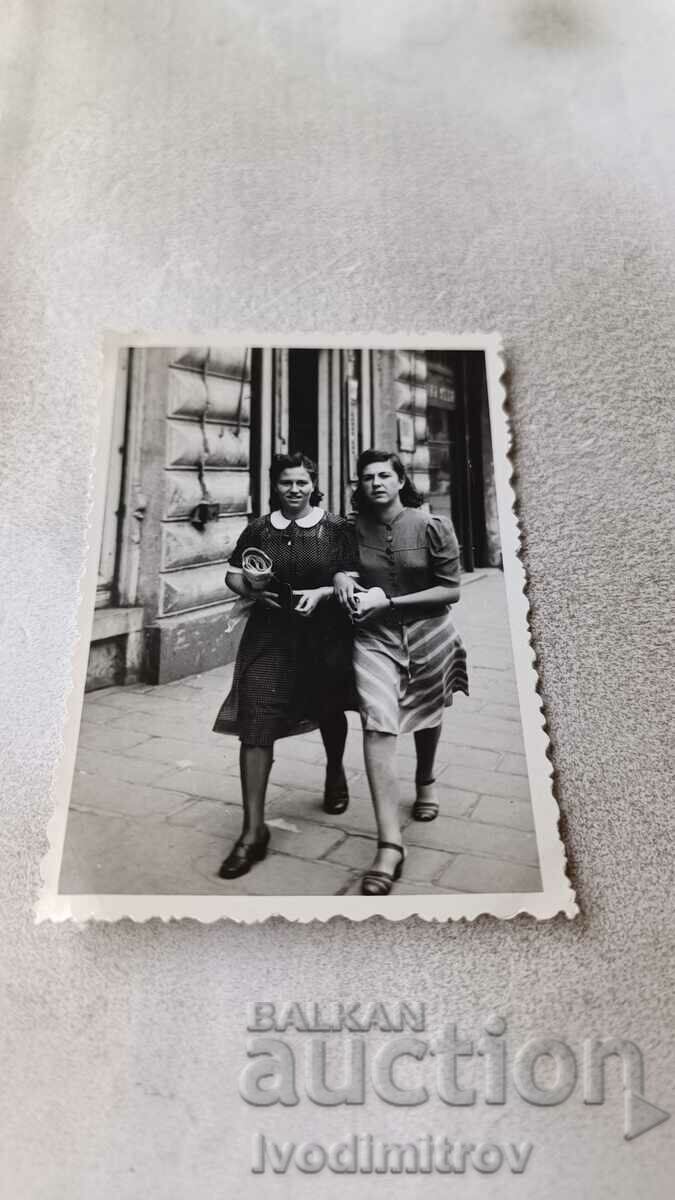 Fotografie Sofia Două fete tinere la plimbare 1940