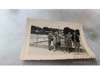 Снимка Лъджене Мъж жени и деца пред басейна