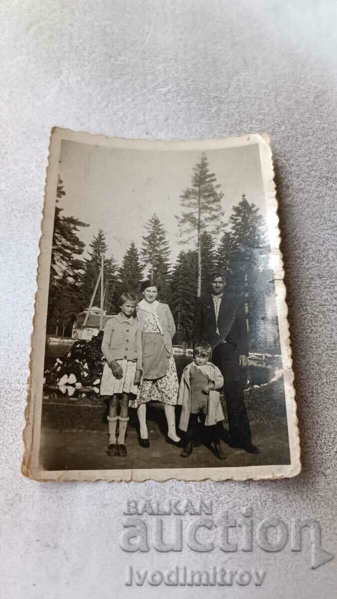Fotografie Cham Koria Bărbat, femeie și doi copii 1938