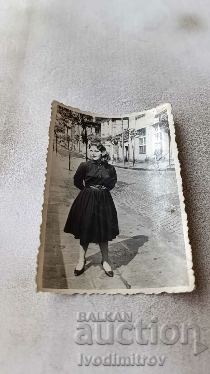 Снимка София Младо момиче на тротоара