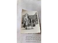 Φωτογραφία Σοφία Δύο γυναίκες και δύο κορίτσια μπροστά στο Κεντρικό Λουτρό