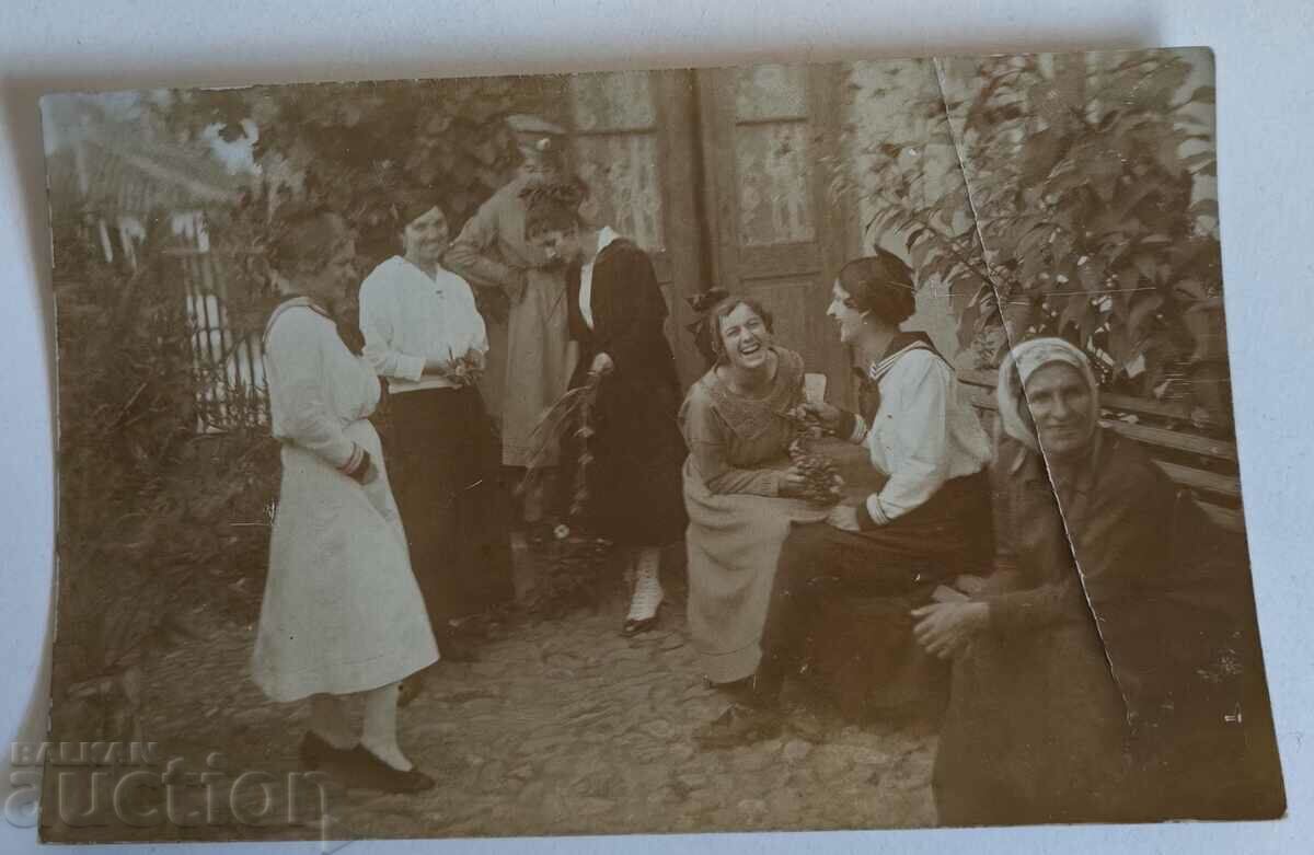 WOMEN HAVING FUN PHOTOGRAPHY KINGDOM OF BULGARIA with price 19.00 BGN | € 9.71 WOMEN HAVING FUN PHOTOGRAPHY KINGDOM OF BULGARIA with price 19.00 BGN | € 9.71