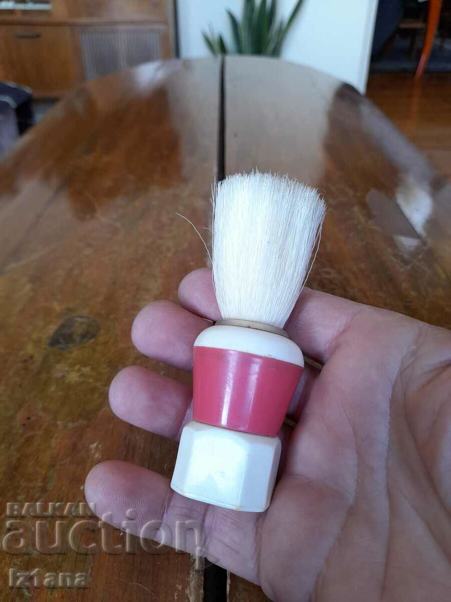 O perie de ras veche cu preț 11.00 BGN | € 5.62