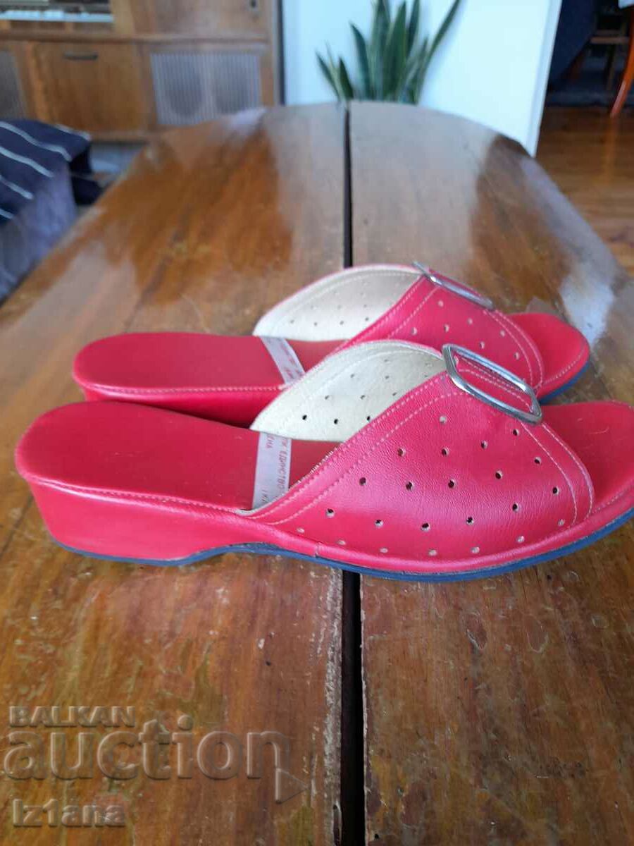 Papuci bătrâni cu preț 43.00 BGN | € 21.99