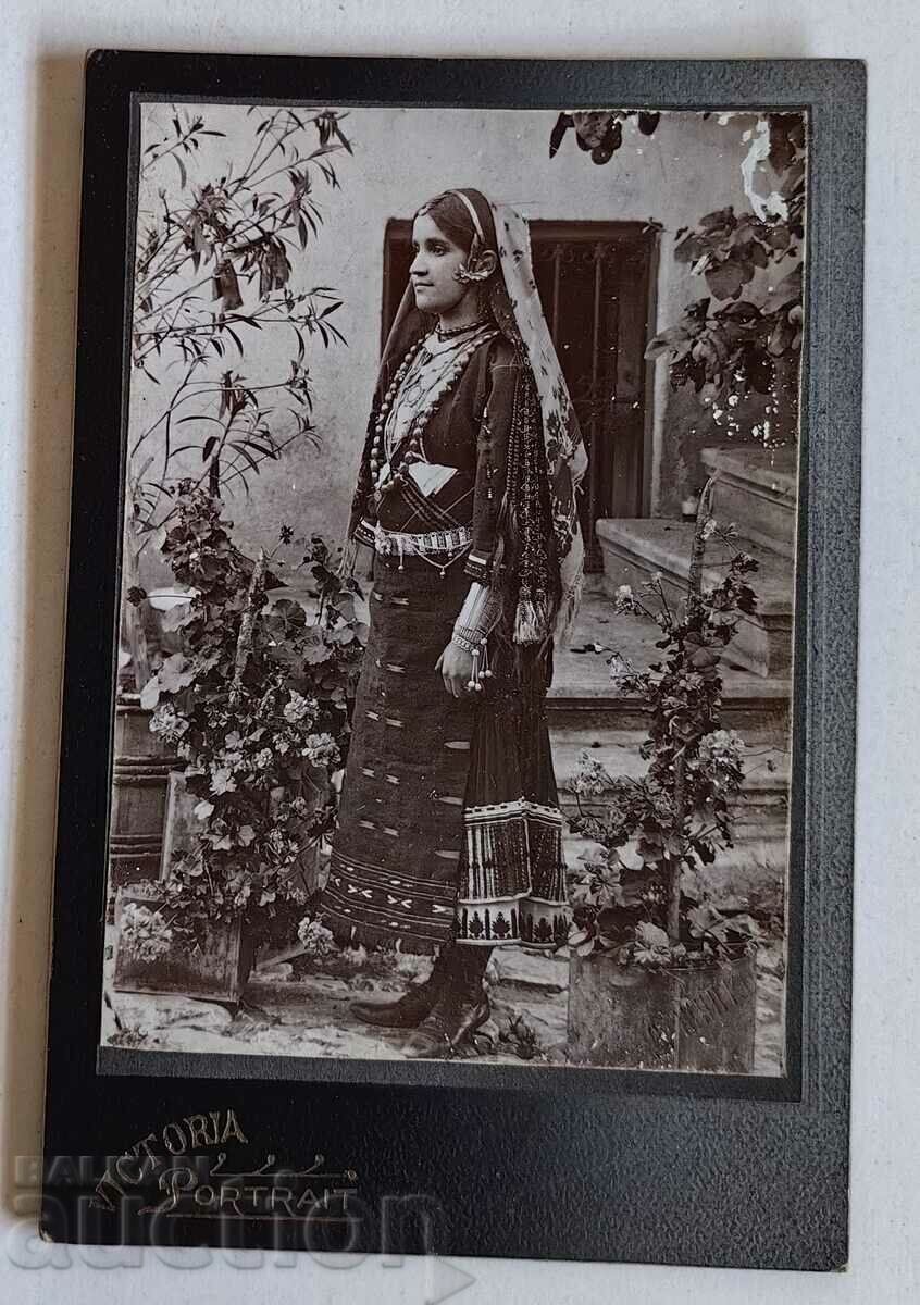 WOMAN WEARING JEWELRY JEWELRY AMBER PHOTO KINGDOM OF BULGARIA