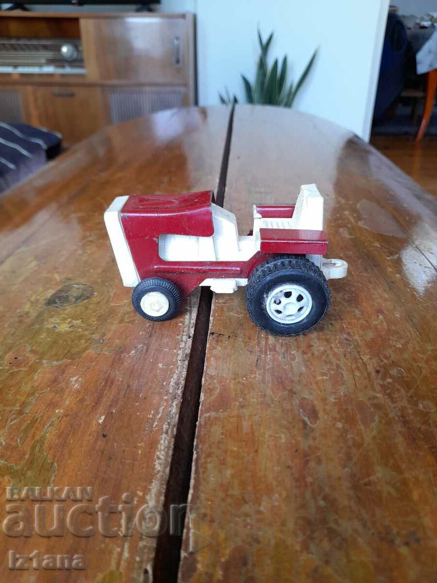 Vechi tractor de jucărie