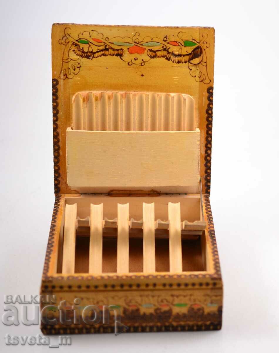 Δημοπρασία Ξύλινο κουτί τσιγάρων, χειροποίητο, πυρογραφημένο