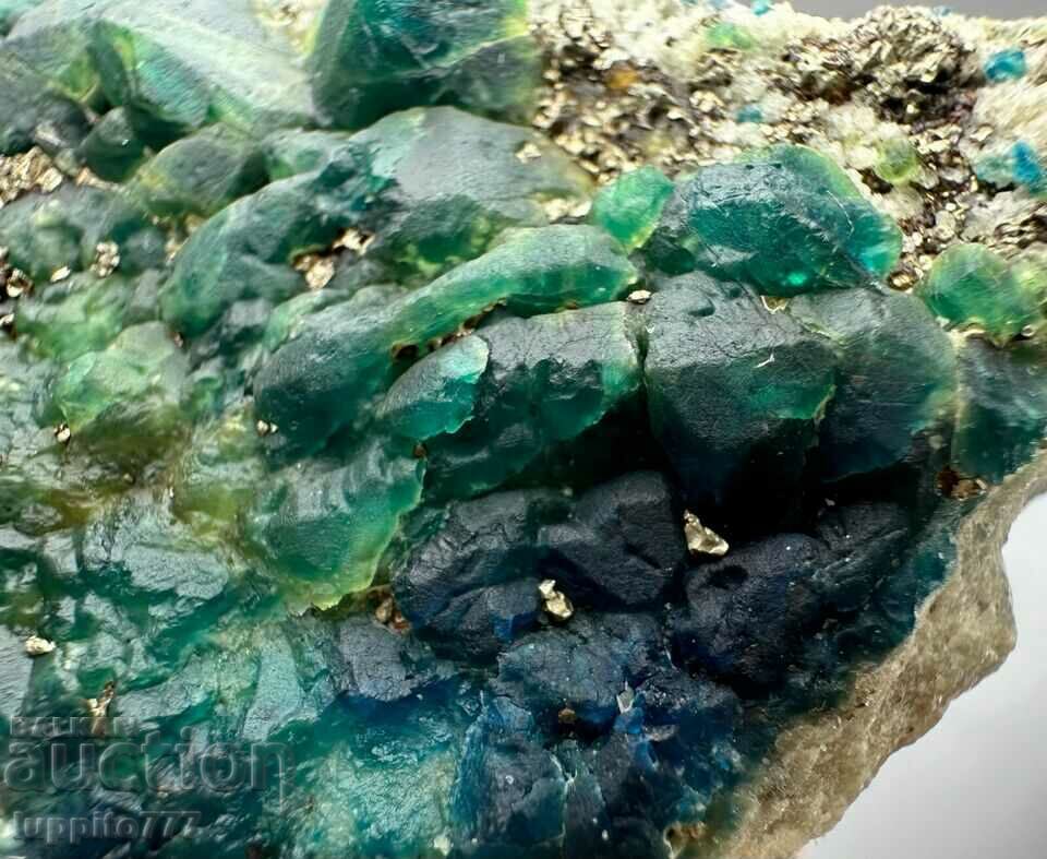 751 grams of natural green tourmaline on a unique matrix - 6 751 grams of natural green tourmaline on a unique matrix - 6