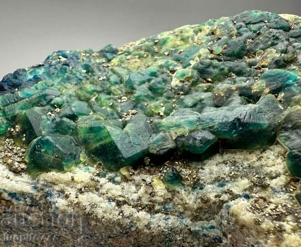 751 grams of natural green tourmaline on a unique matrix - 7 751 grams of natural green tourmaline on a unique matrix - 7