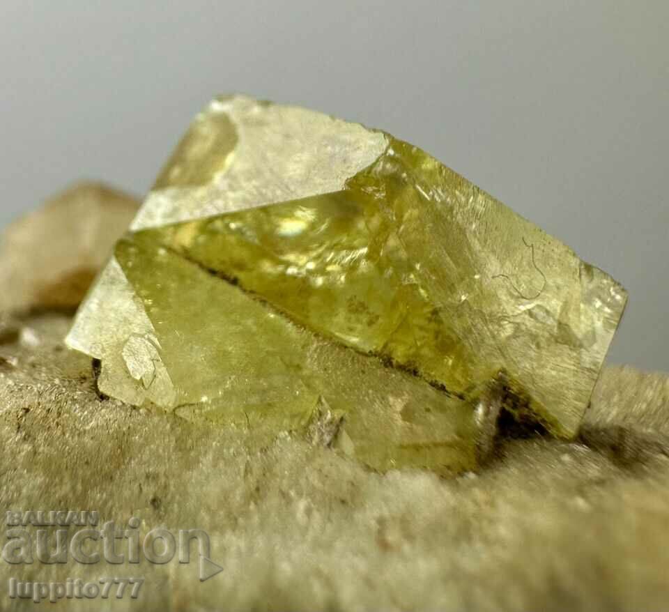 Auction 105 grams of natural sphene crystal on a unique matrix Auction 105 grams of natural sphene crystal on a unique matrix