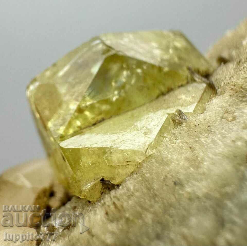 Delivery of 105 grams of natural sphene crystal on a unique matrix Delivery of 105 grams of natural sphene crystal on a unique matrix