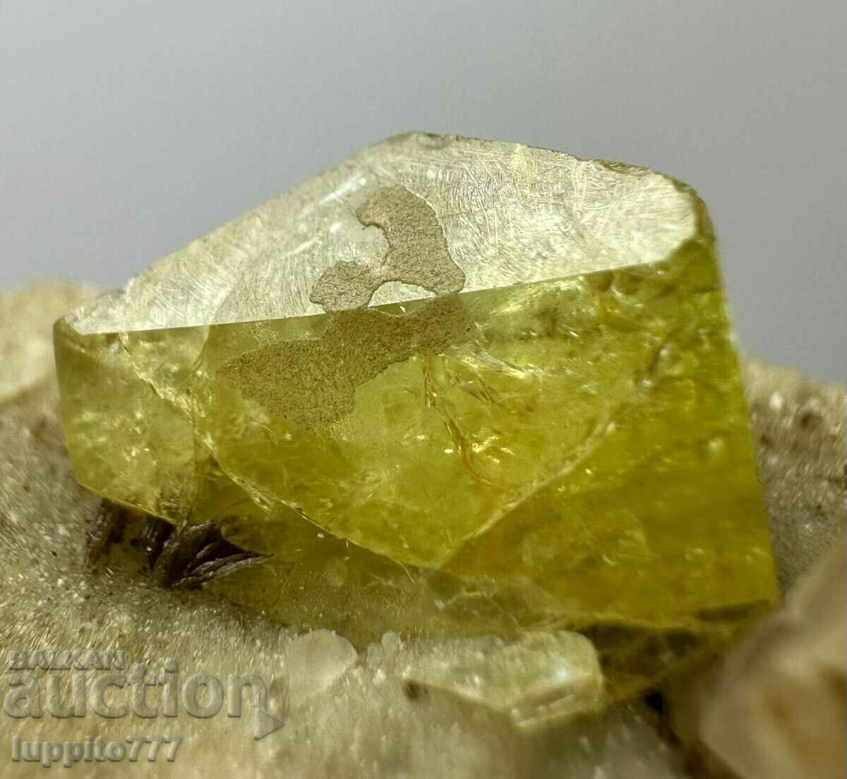 105 grame de cristal de sfenă naturală pe o matrice unică