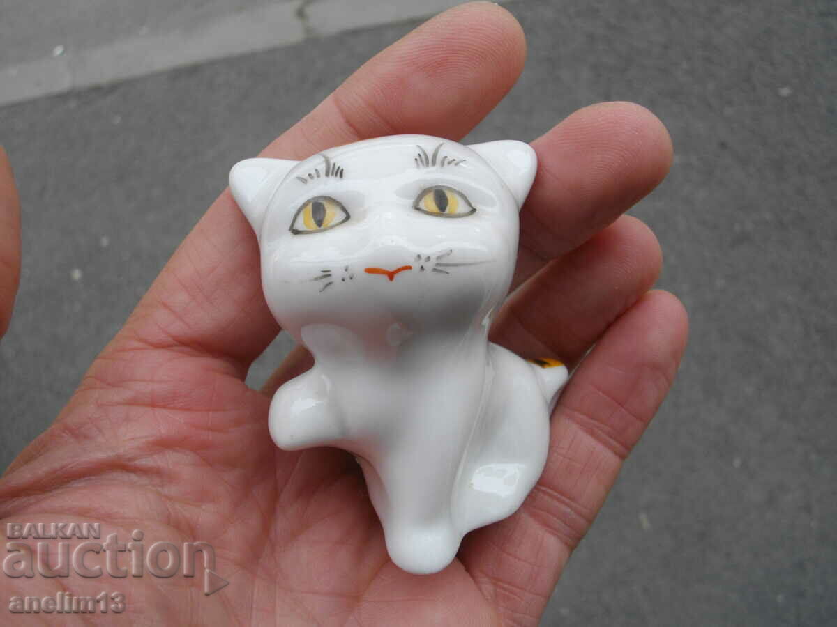 Auction  OLD PORCELAIN KITTEN