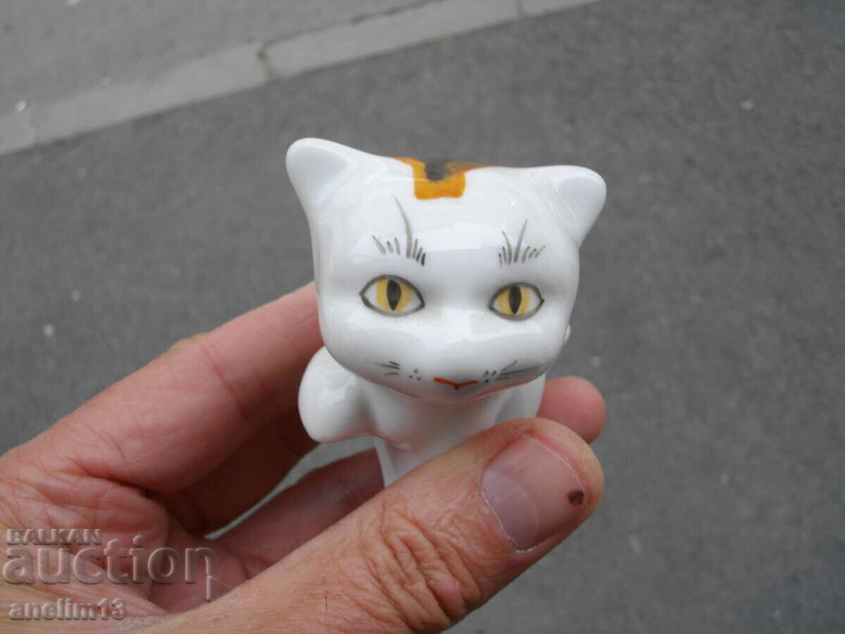 Delivery of OLD PORCELAIN KITTEN