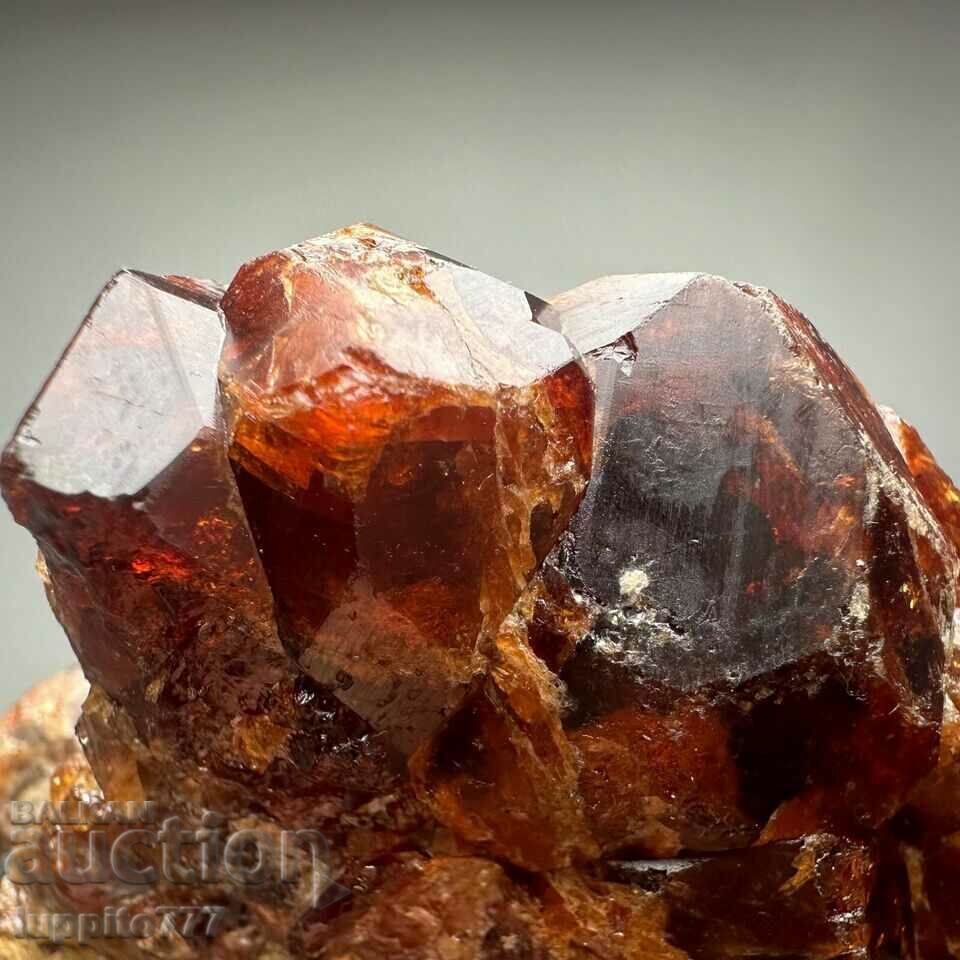 Delivery of 343 grams of natural garnet on a unique matrix Delivery of 343 grams of natural garnet on a unique matrix