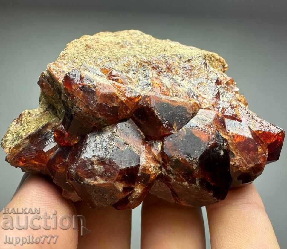 343 grams of natural garnet on a unique matrix - 7 343 grams of natural garnet on a unique matrix - 7
