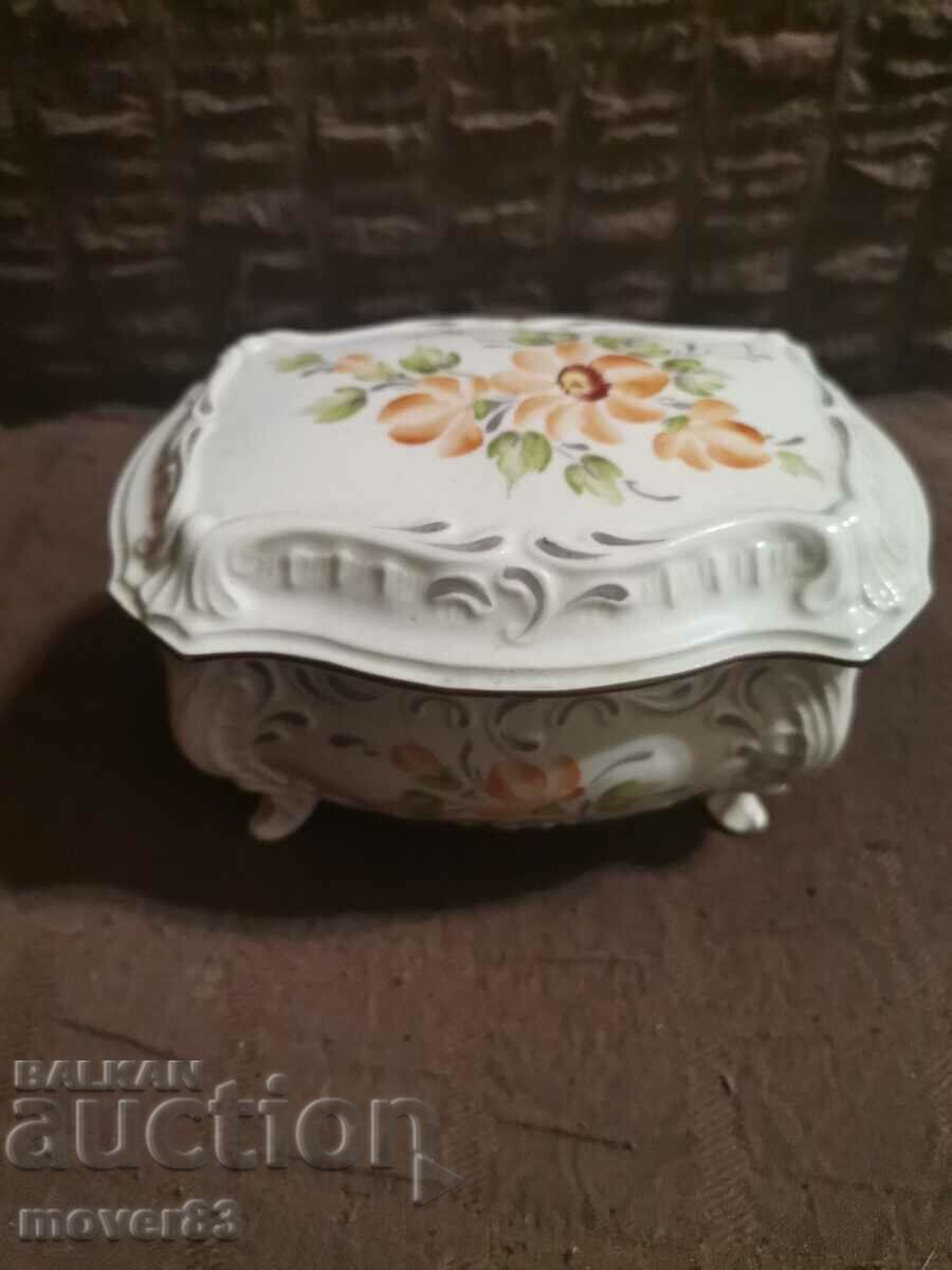 Jewelry Box. Porcelain