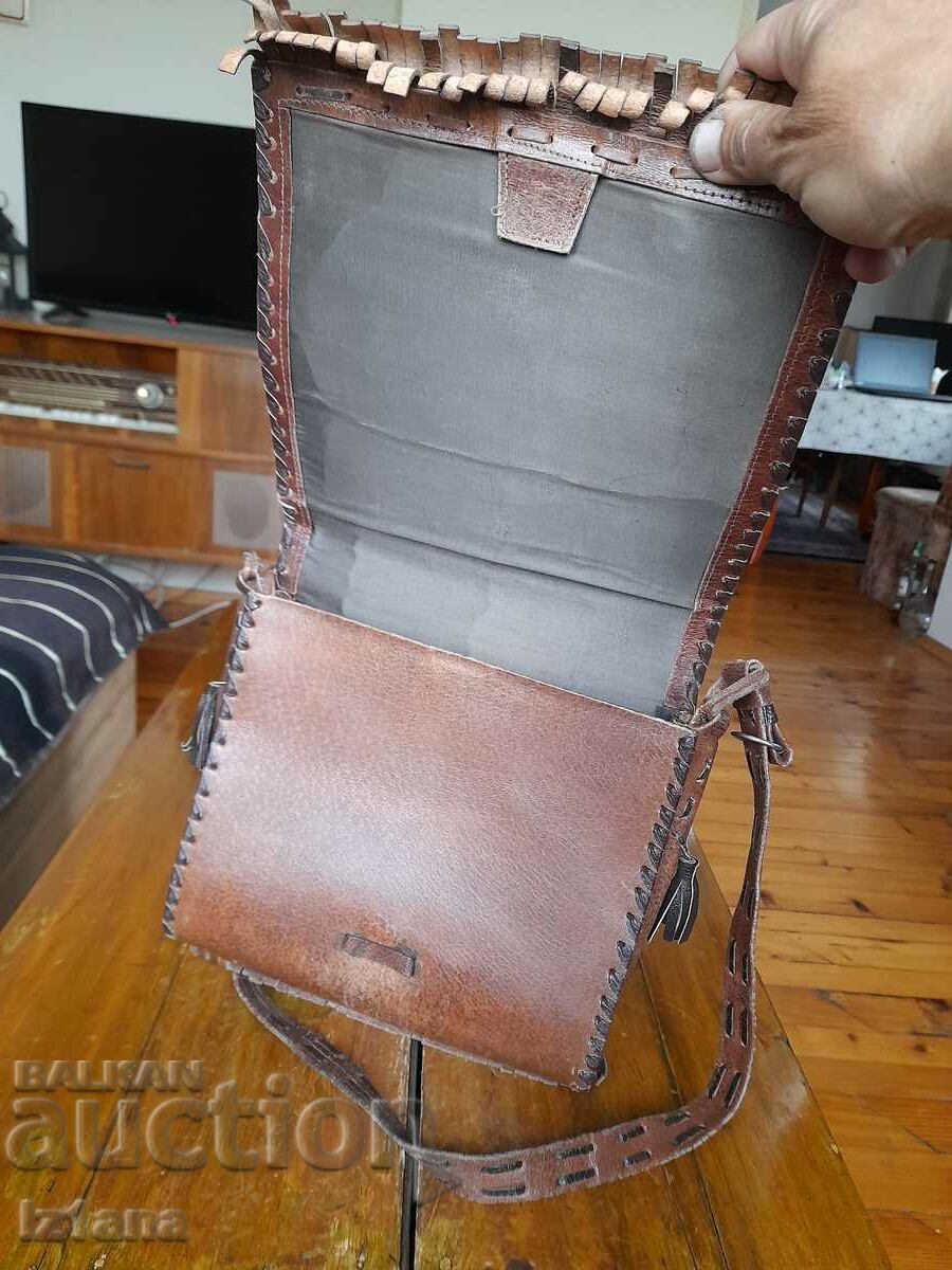 Delivery of Old ladies leather bag Delivery of Old ladies leather bag