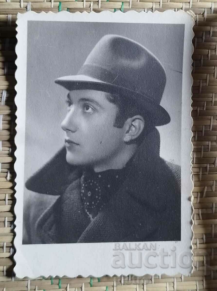 България Стара снимка фотография на млад мъж с бомбе 1951г.