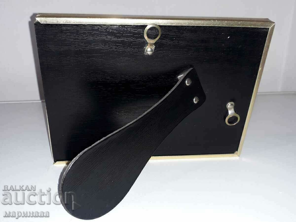 CADRU. METAL, LEMN, STICLA cu preț 2.00 BGN | € 1.02 CADRU. METAL, LEMN, STICLA cu preț 2.00 BGN | € 1.02