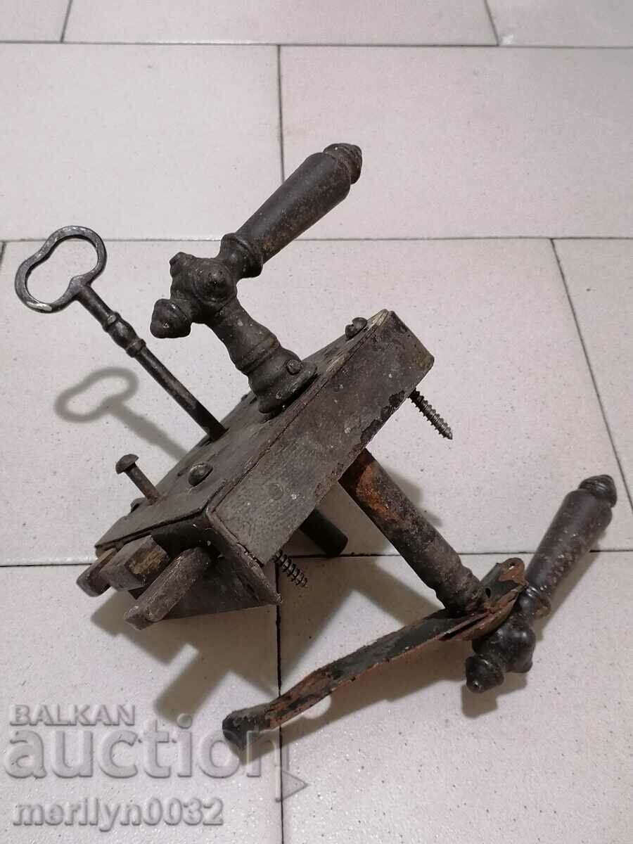 Auction  Old lock with key, latch late 19th century