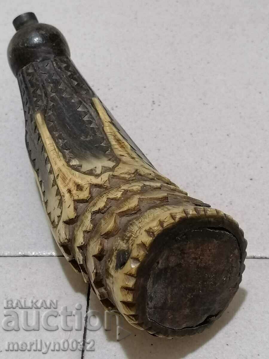 Ancient horned horn powder magazine for a rifle, Pishtov with price 299.00 BGN | € 152.88 Ancient horned horn powder magazine for a rifle, Pishtov with price 299.00 BGN | € 152.88