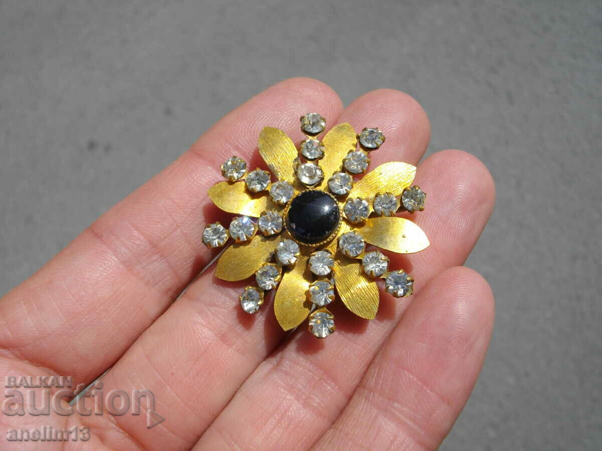 Auction AN OLD GILT BROOCH Auction AN OLD GILT BROOCH