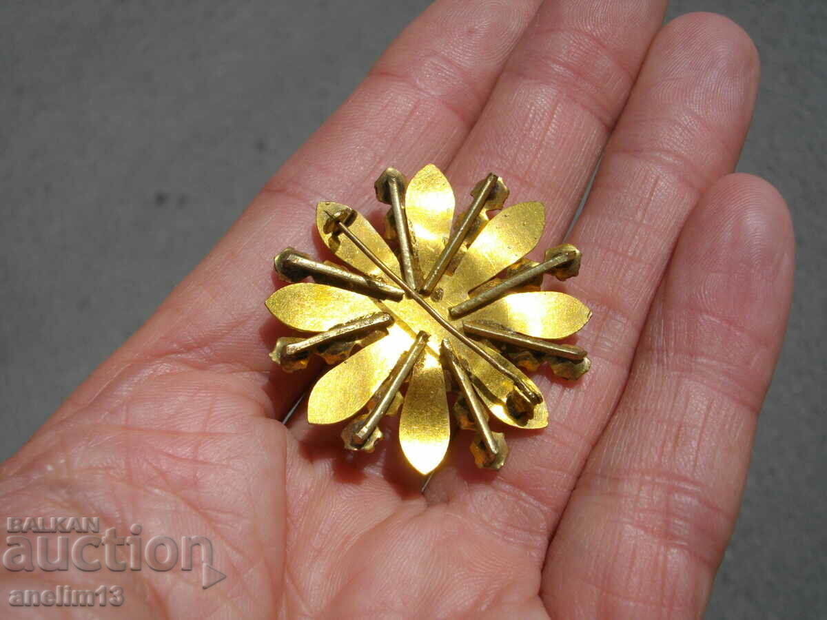 Delivery of AN OLD GILT BROOCH Delivery of AN OLD GILT BROOCH