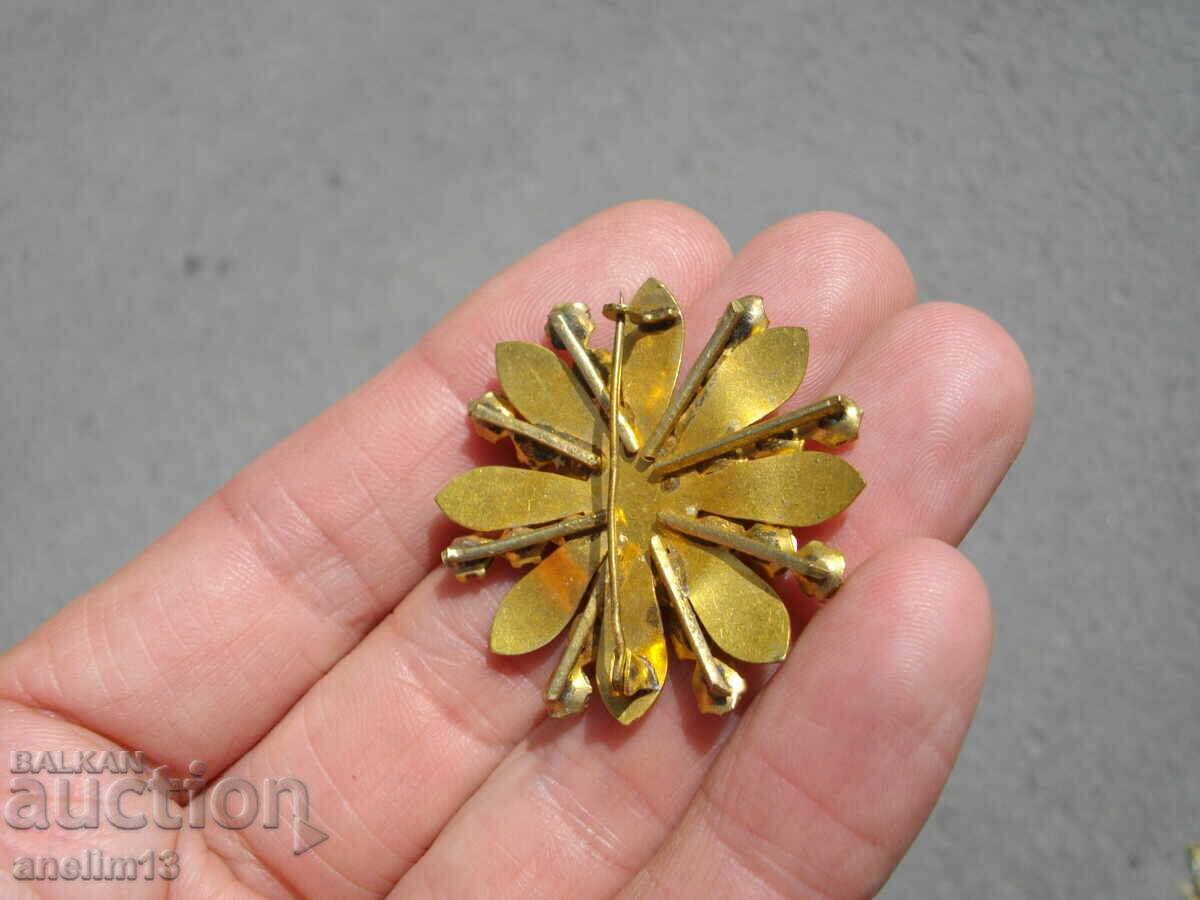 AN OLD GILT BROOCH - 5 AN OLD GILT BROOCH - 5