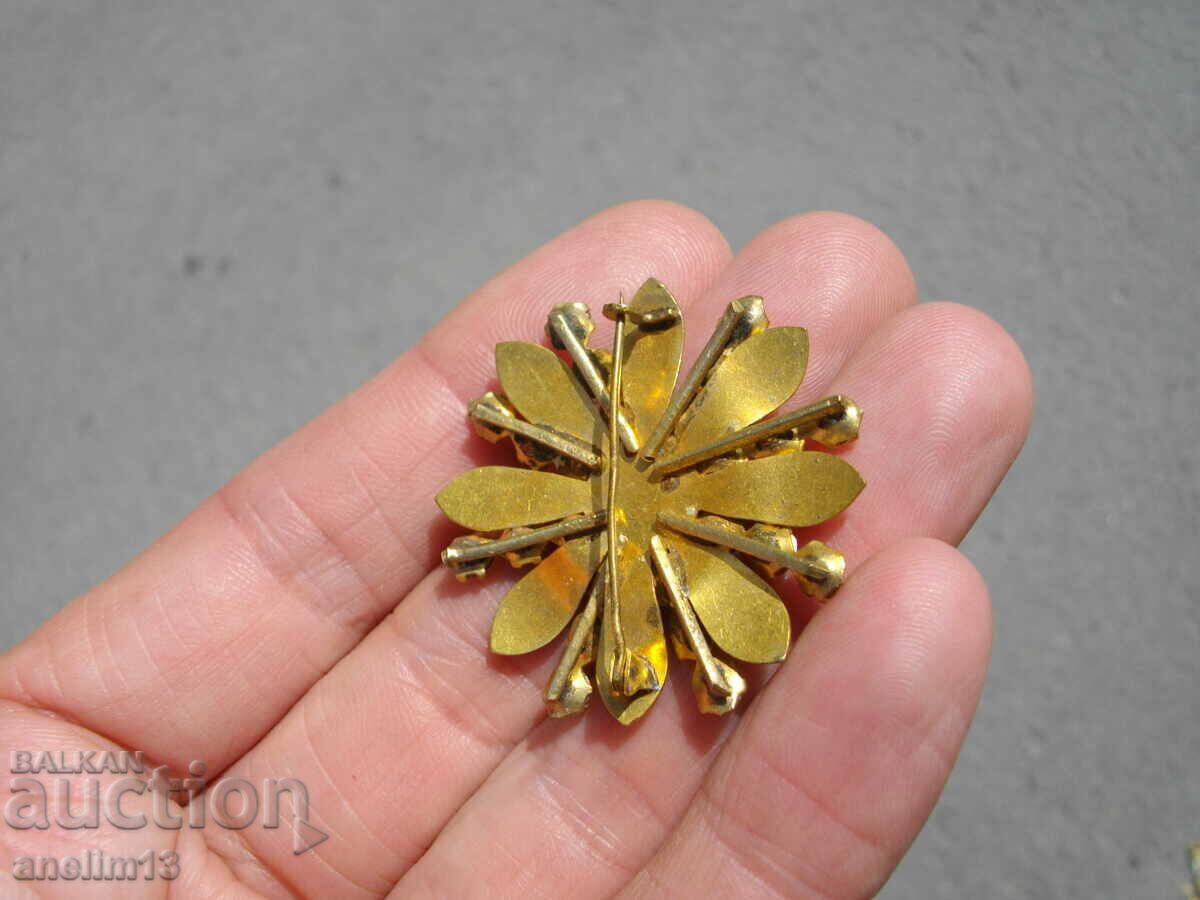 AN OLD GILT BROOCH - 5