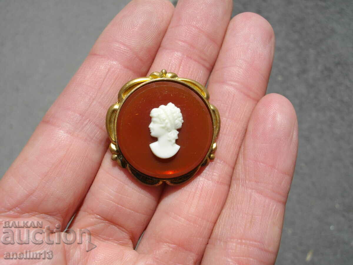 OLD CAMEO BROOCH with price 30.00 BGN | € 15.34 OLD CAMEO BROOCH with price 30.00 BGN | € 15.34