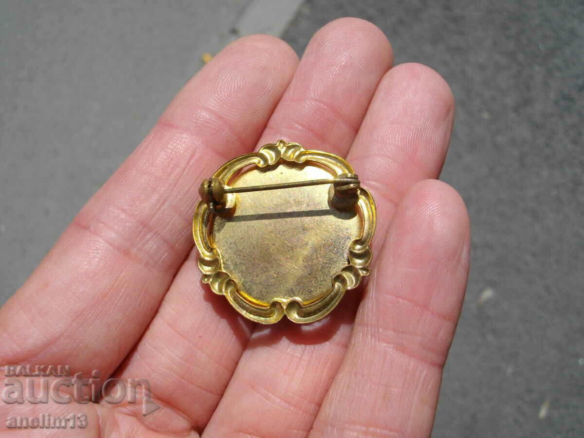 Delivery of OLD CAMEO BROOCH Delivery of OLD CAMEO BROOCH