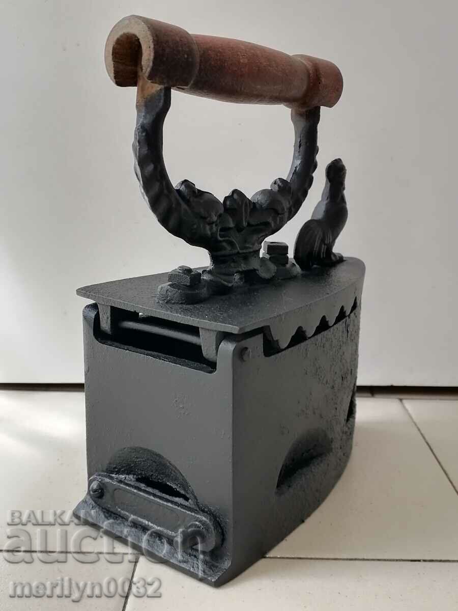 Δημοπρασία Ένα παλιό σίδερο στη φωτιά