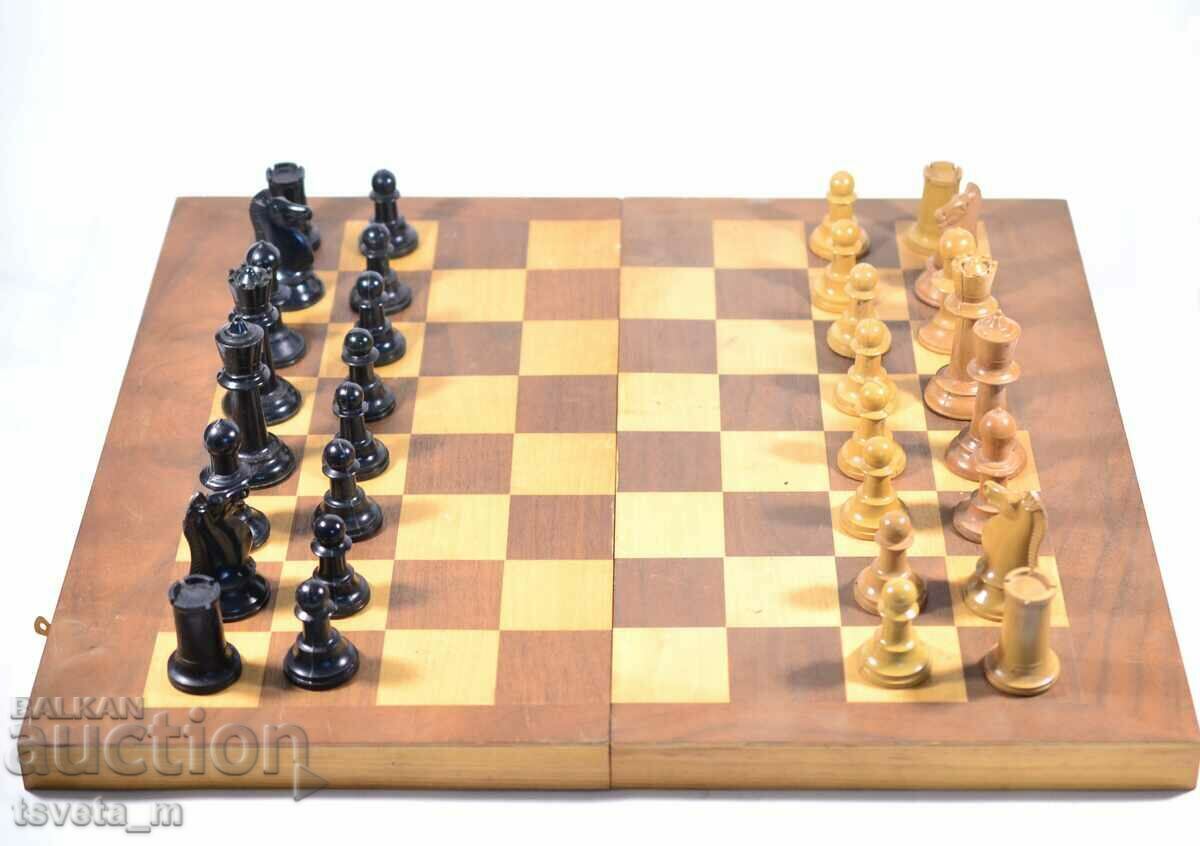 Delivery of Chess and backgammon, Wood - 44.5 x 44.5 cm