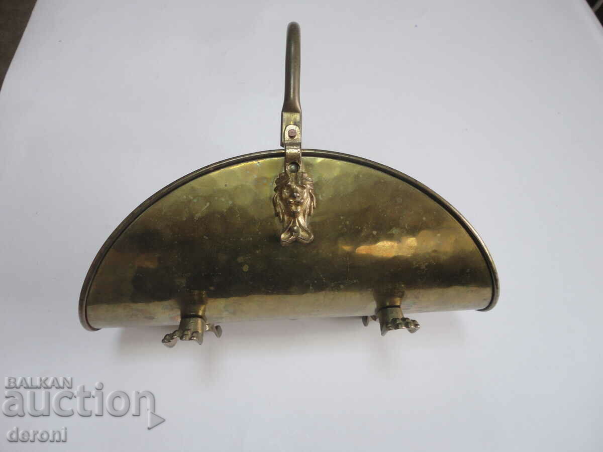 Auction  Bronze tray stand dish