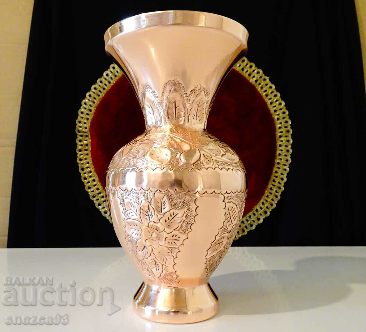 Antique copper vase Isfahan, Isfahan. with price 99.00 BGN | € 50.62 Antique copper vase Isfahan, Isfahan. with price 99.00 BGN | € 50.62