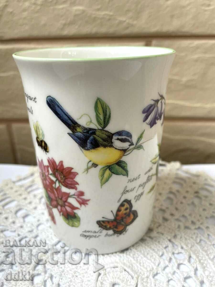 O ceașcă frumoasă de ceai de pasăre din Anglia