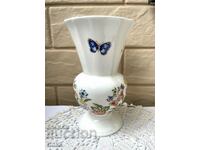 A beautiful vase of fine bone china from England 2