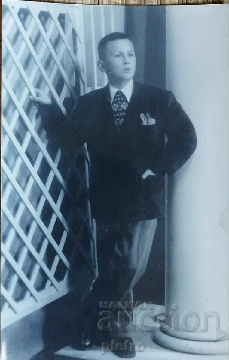 Стара снимка фотография на 13 годишно момче в изискан костюм