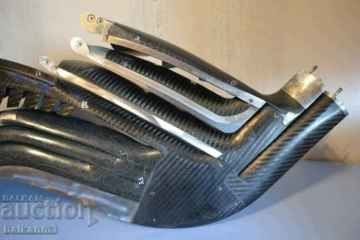 Authentic Renault R.S.20 car part (Formula 1 Renault) - 5 Authentic Renault R.S.20 car part (Formula 1 Renault) - 5