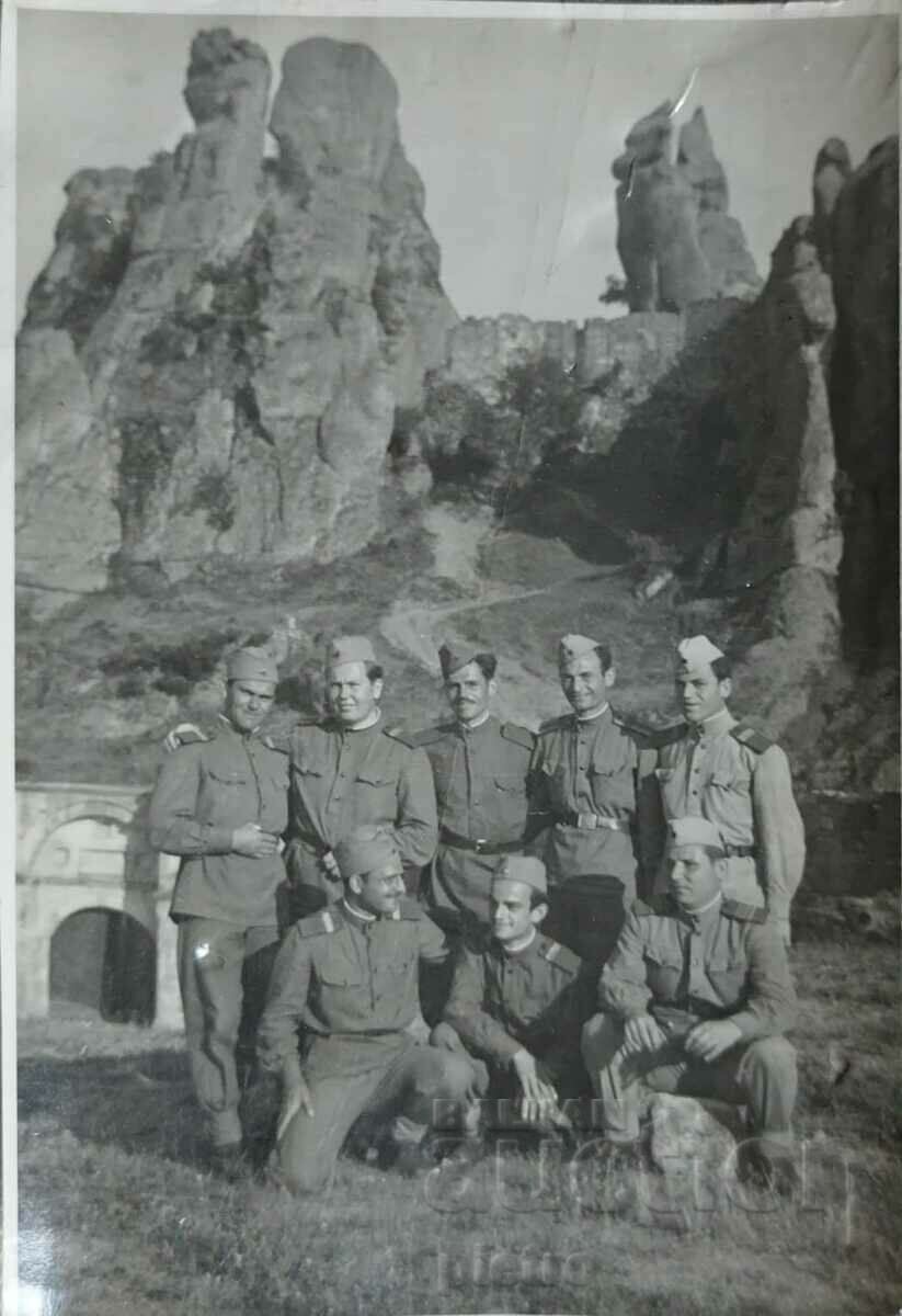 Fotografie veche a unui grup de militari în fața Belogr..