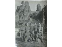Стара снимка фотография на група военнослужещи пред Белогр..
