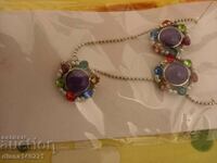 Necklace with earrings in purple with variegated stones