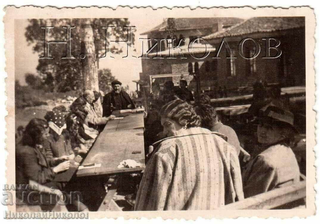 LITTLE OLD PHOTO COLLECTION OF AN EMPTY TABLE G845