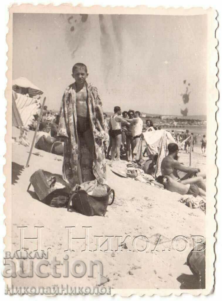 SMALL OLD PHOTO OF CHILDREN AT THE SEA G846