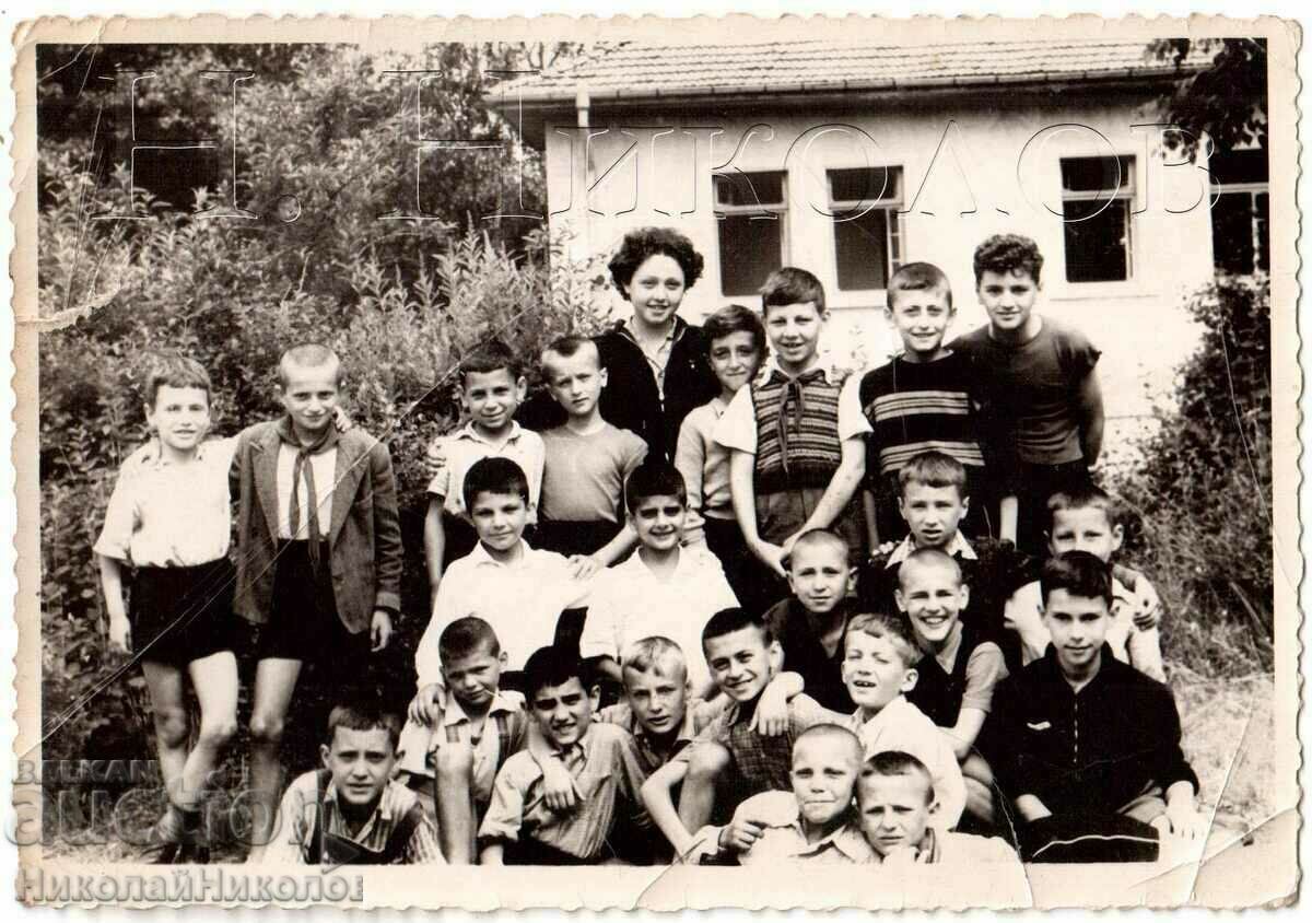 1956 FOTO VECHE BOTEVGRAD PIONERI LA TABĂRĂ G847